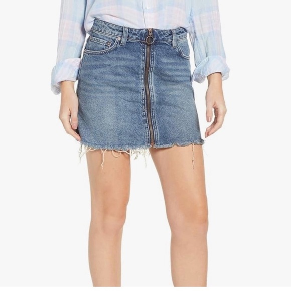 Women’s FREE PEOPLE Zip It Up Medium Wash Denim Jean
Mini Skirt Size 28 - Picture 2 of 7
